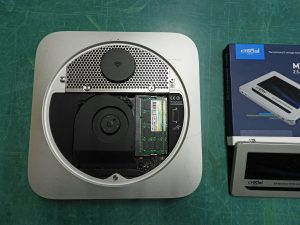 Mac mini 2012 リアカバーを開けたところ